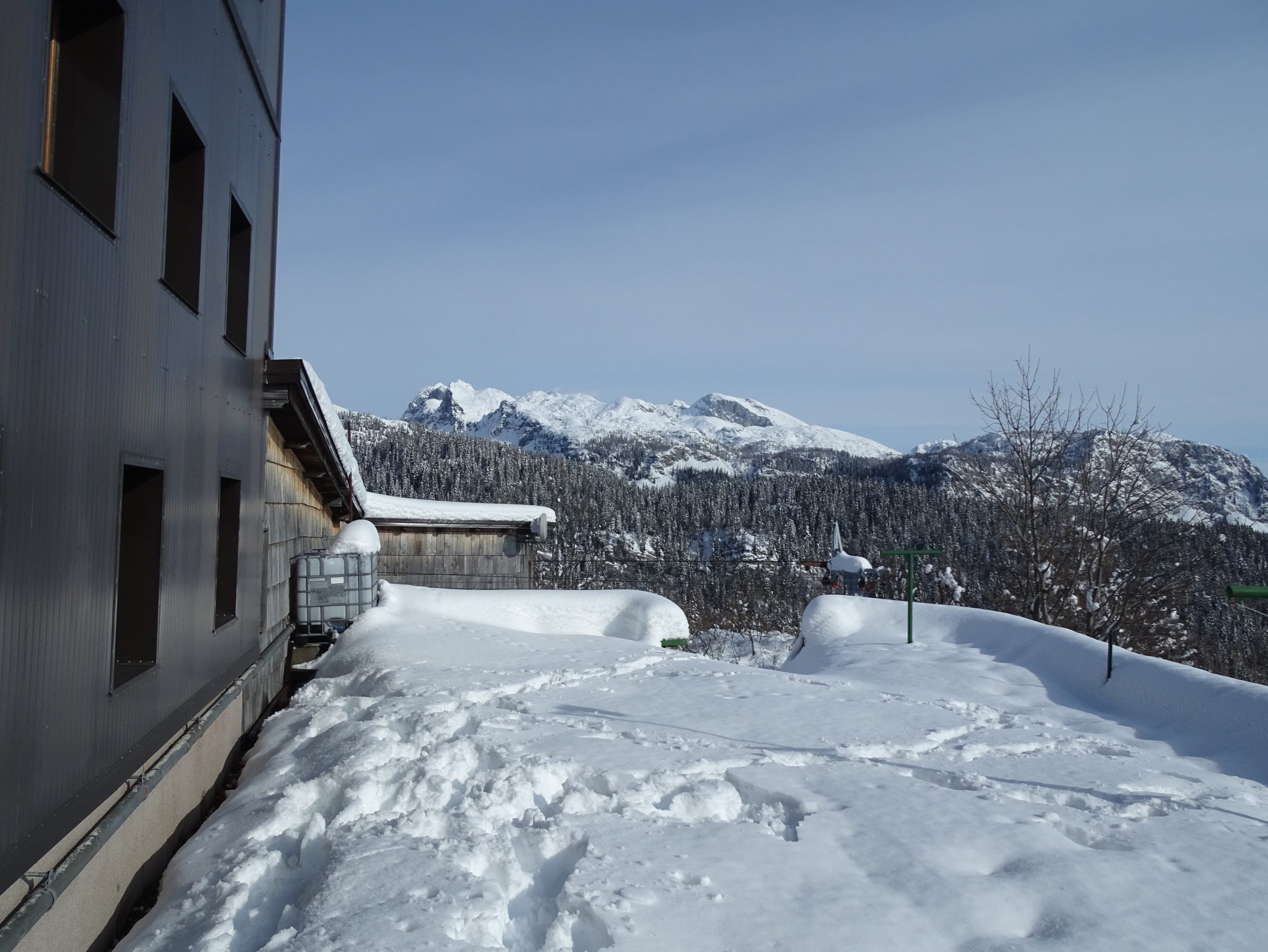 Located at 1,520 m altitude, the Komna mountain hut is open all year around and welcomes individuals and groups seeking relaxing outdoor activities like hiking, snowshoeing and ski touring in pristine nature.